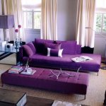 Фиолетовый диван с мягкой фиолетовой кушеткой
