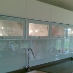 Кухонные стеклянные фасады со вставками из закаленного стекла