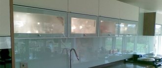 Кухонные стеклянные фасады со вставками из закаленного стекла